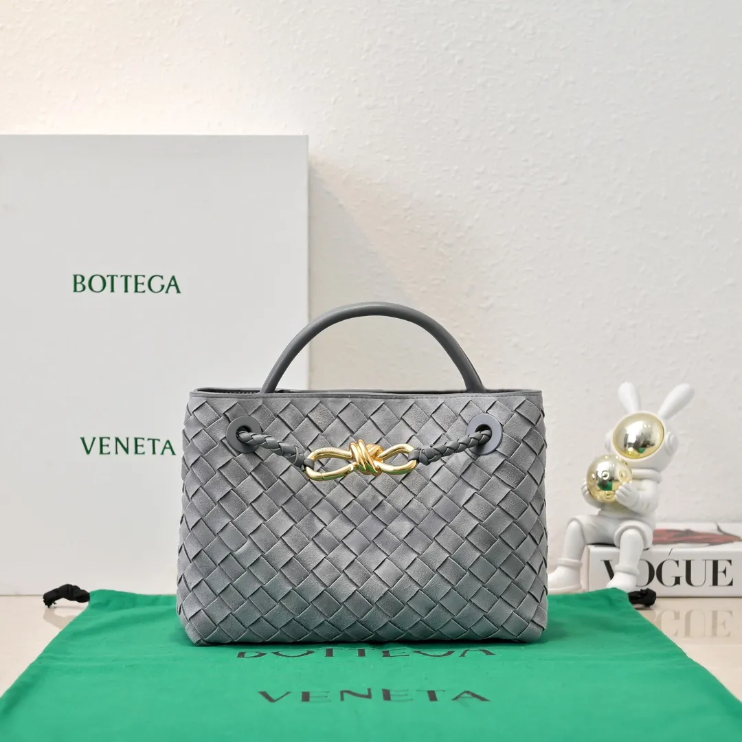 The 2024 new Andiamo batch 1920 BV has been shipped‼ ️Really popular🔥The new Andiamo woven handbag launched by Bottega Veneta this season is really popular all over the world! ! Celebrities at home and abroad have worn it, and Oscar-winning actress Michelle Yeoh has taken it out on the street. Song Jia, Trai Yara, Yu Feihong, Sanji Ayaka, Rosie Hunting-Whiteley, Yoshioka Riho, etc. have all picked up this bag. It is classic and versatile, showing off its temperament, and the bag capacity is also large, which is very convenient for daily commuting! ! A variety of carrying methods, the shoulder straps can be adjusted by yourself, the original lambskin feels soft and delicate, and the neutral style is created to break gender boundaries and bring a more practical and longer-lasting use experience. Andiamo, which has both elegant and casual styles, perfectly interprets the true appearance of "fashionable old money style". Style number: 7463 (suede) Size: 25*22*10.5cm